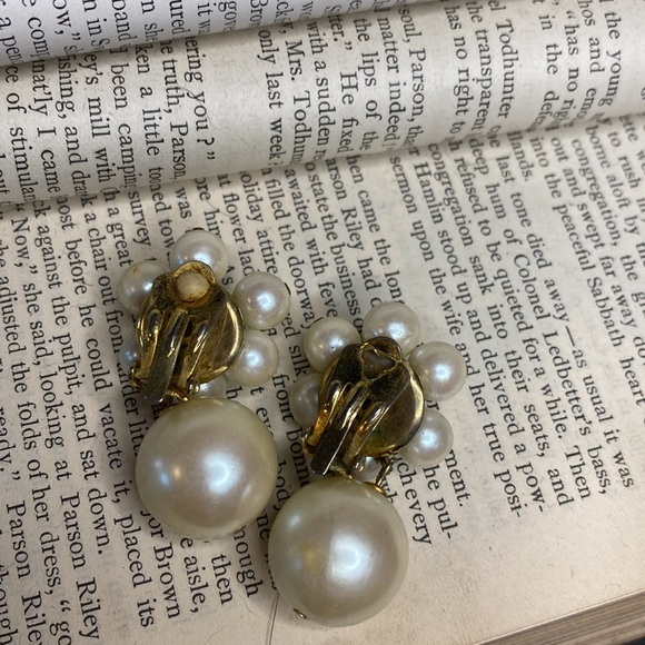 Faux Pearl Flower Cluster Dangle Clip Earrings - Picture 3 of 4